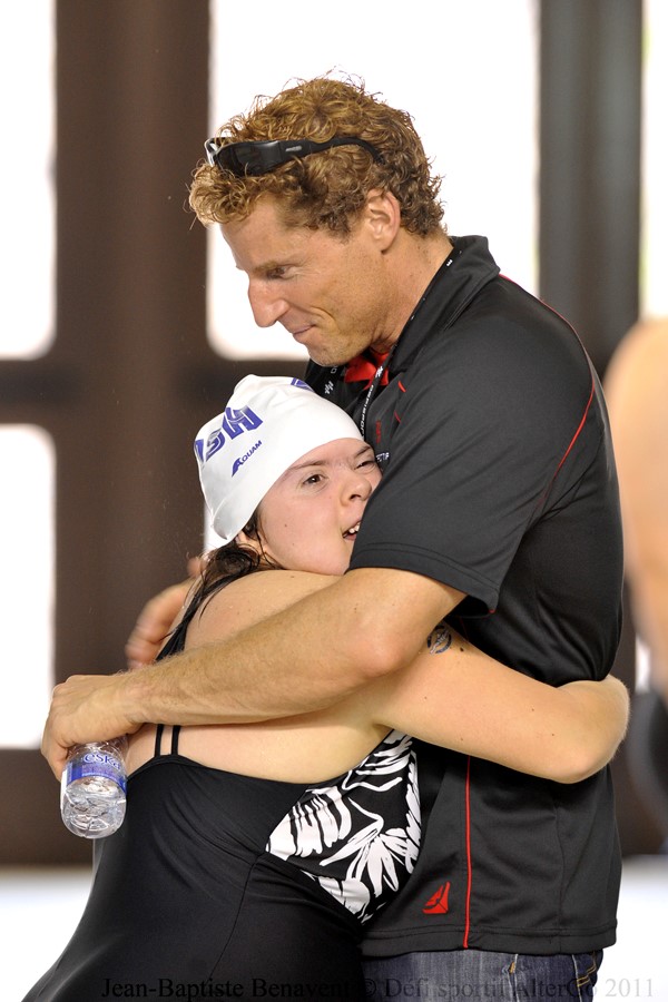 Jean-Marie Lapointe en compagnie d’une athlète au Défi sportif 2011.