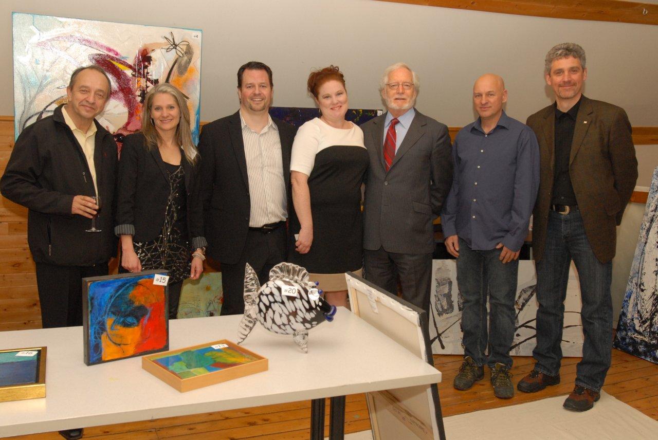 Le comédien Marcel Leboeuf, l’artiste peintre Karine Bisaillon, les propriétaires Martin Côté et Marie-Josée DuPont, le maire de Mont-Saint-Hilaire, Michel Gilbert, le souffleur de verre Michel Leclerc et l’attaché politique du député Pierre Curzi, Martin St-Gelais, étaient présents à l’inauguration de la galerie d’art.