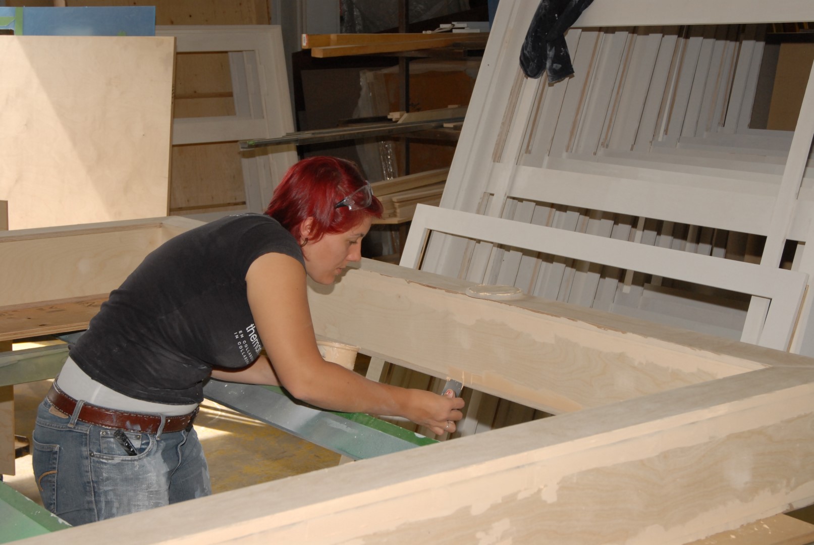 Les femmes, qui ont le souci du détail, représentent une grande part de la main d’œuvre à l’atelier d’ébénisterie d’ACMÉ Décors de Beloeil.