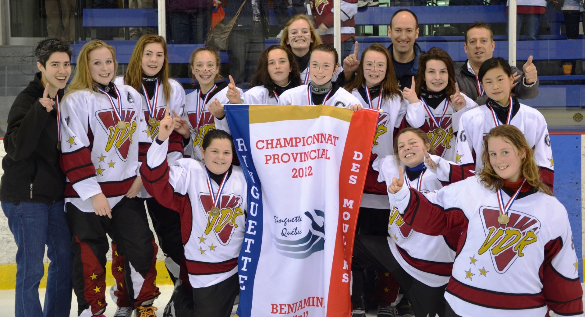 Bravo à (de gauche à droite) Mélanie Thibault, entraîneure, Kélianne Lagacé, Mégane Turcotte, Roxanne Lamarche, Anne-Sophie Allard-Bernard, Sarah-Kim Daviau, Jade Beaurivage, Jade Moore, Léna Dumoulin, (en arrière) Alice Gingras, Benoit Gingras, entraîneur, Robert Lapolice, entraîneur, (à genou en avant) Rosalie De Grandpré, Carolane Dion et Maude Lapolice.