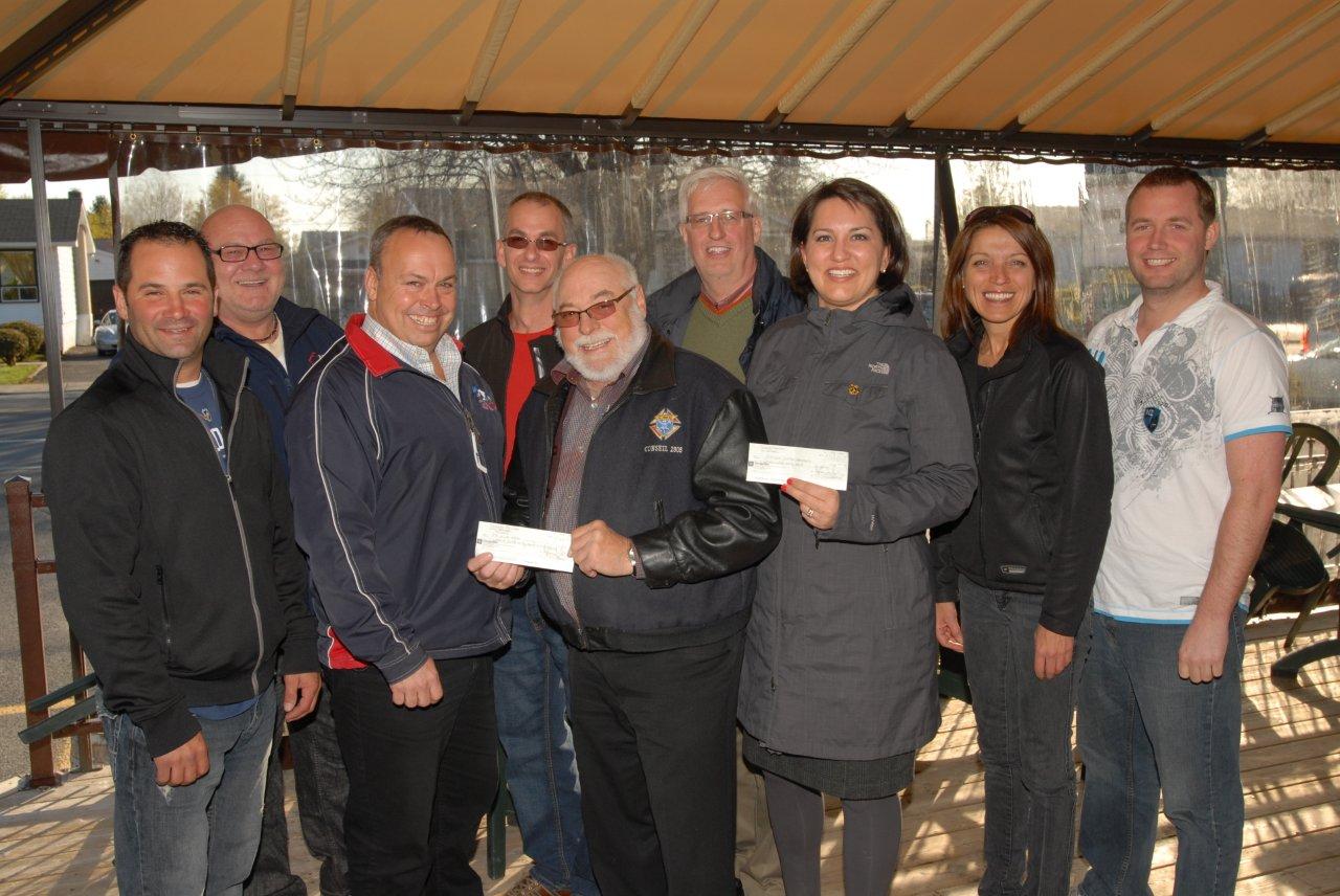 Sur la photo, on retrouve les organisateurs du match des Anciens Canadiens, les gens de l’Association du hockey mineur de Beloeil, les représentants des Chevaliers de Colomb, Marc-André Caron, et de la Maison Victor Gadbois, Mélanie Marsolais, ainsi que du Vallée-du-Richelieu Express.ca.