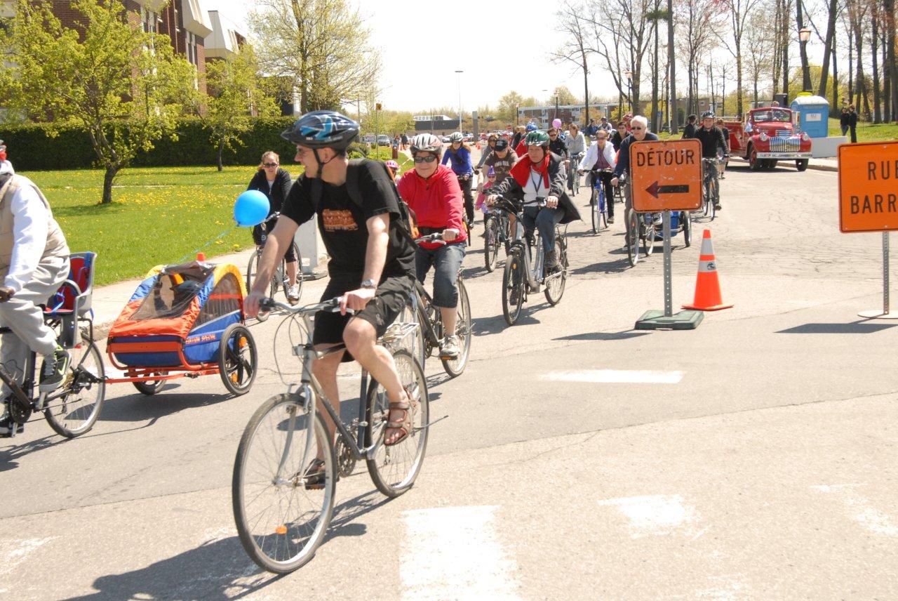 Le parcours de vélo de 5 km a permis aux cyclistes de visiter la ville d’une manière toute particulière en compagnie du conseiller municipal Guy Bédard, qui était à la tête du peloton.