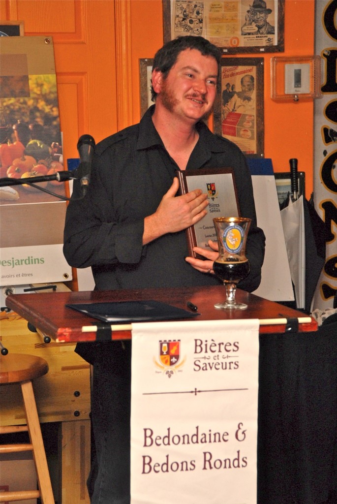 La plaque du Coup de cœur 2011 de Bières et Saveurs a été décernée au tenancier de la microbrasserie de Chambly Bedondaine & Bedons Ronds, Nicolas Bourgault.