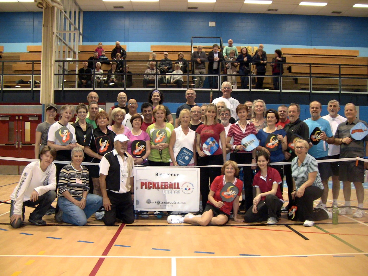 Les participants du tournoi de pickleball de Sainte-Thérèse, durant lequel six membres du Club de Mont-Saint-Hilaire se sont illustrés.