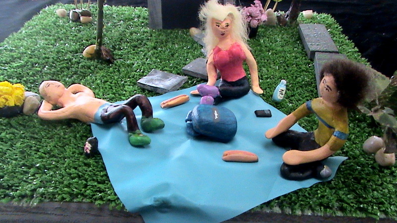 Déjeuner urbain, de Dana Grenier-Labonté, Alexandra Lemoyne, Rosalie Trottier, cinquième secondaire, Collège Saint-Hilaire. Enseignante : Lucie Bernard - Acrylique, pâte magique et matériaux récupérés.