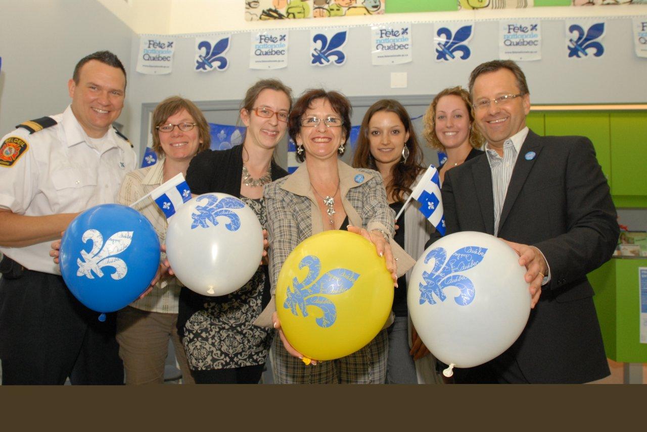 Simon Bussière, chef de division, développement et planification stratégique au Service de sécurité incendie, Chantal Lebel, coordonnatrice à la culture, Nadine Viau, chargée de projet revitalisation, Diane Lavoie, mairesse, Cynthia Desruisseaux, coordonnatrice des loisirs, Geneviève David, chargée de projets aux communications, et Daniel Marineau, directeur des Loisirs, de la culture et de la vie communautaire.
