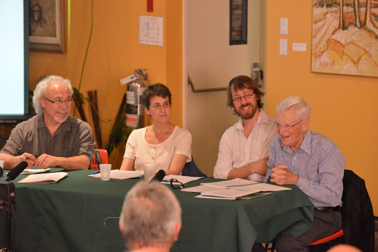 Jean-Pierre Charbonneau, Mercédez Roberge, Jean-François Lessard et Claude Béland, ont expliqué les rouages du mode de scrutin proportionnel à l'occasion d'une soirée d'information publique, le 13 juin à la Maison amérindienne.