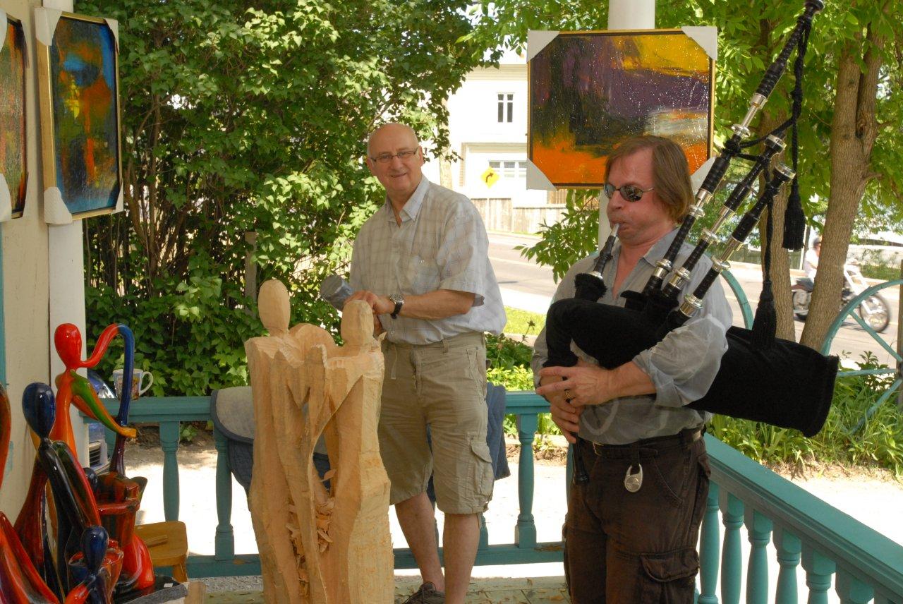 Clément Lemieux a créé une sculpture au son de la cornemuse de Luc Saucier, les 9 et 10 juin à la boutique et école culinaire À la Di Domenico de Beloeil.