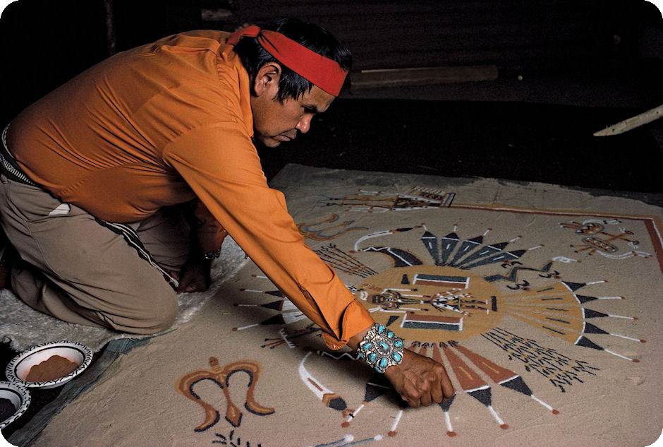 Les Navajos sont notamment reconnus pour leurs magnifiques peintures de sable effectuées dans le cadre de rituels.