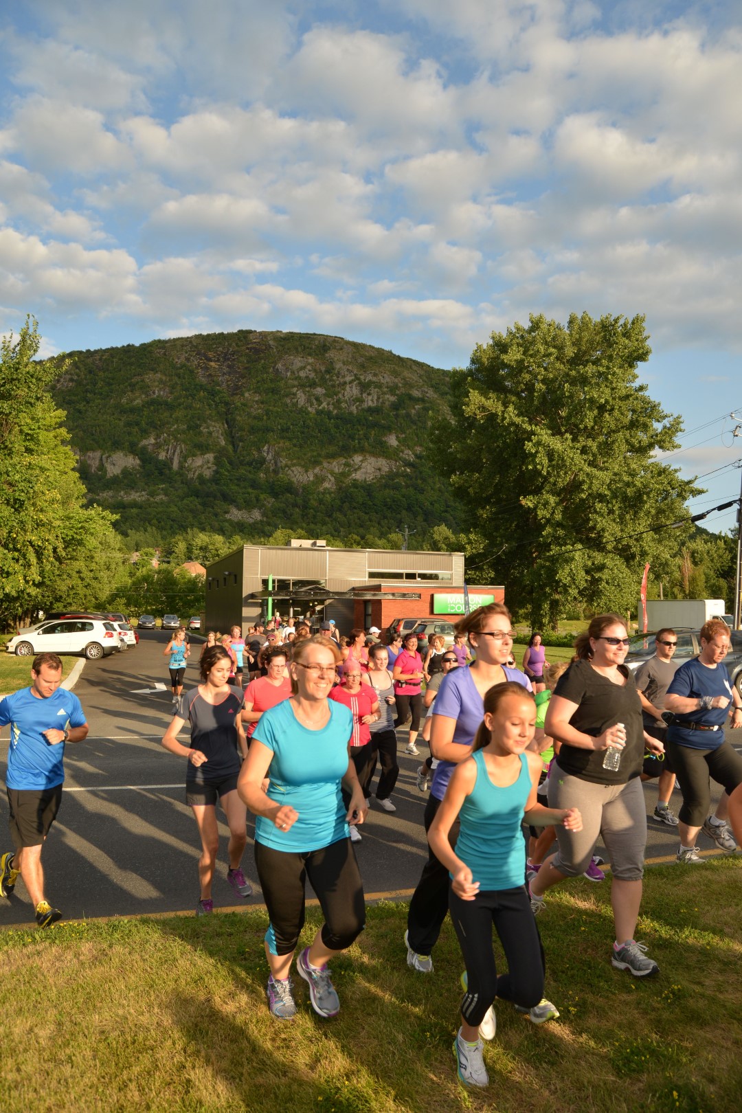 Plusieurs personnes de la région prennent part aux groupes de course organisés chaque semaine par la Maison de la course de Mont-Saint-Hilaire.