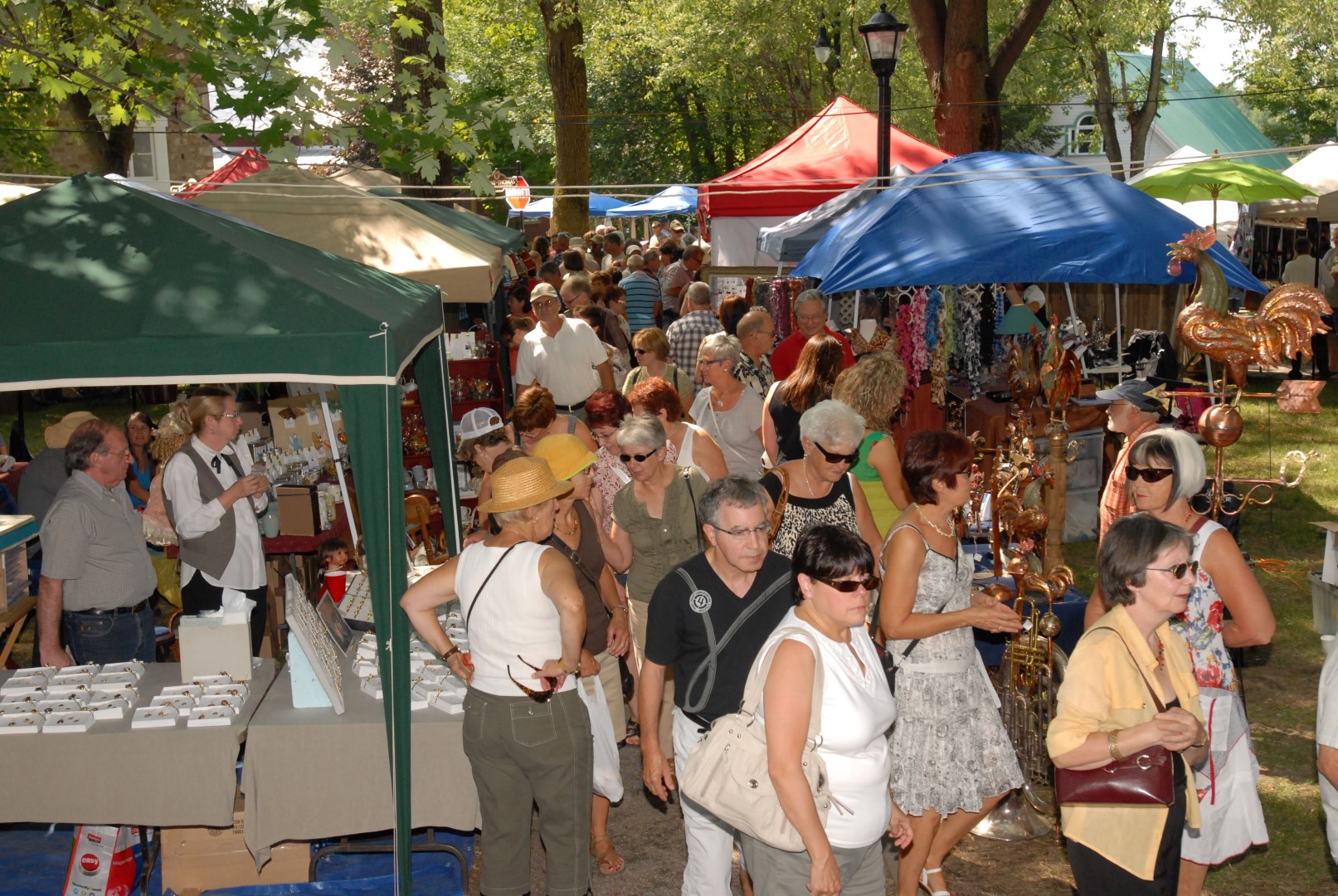 Pas moins de 25 000 visiteurs découvrent chaque année la Fête du vieux marché de Saint-Denis-sur-Richelieu.