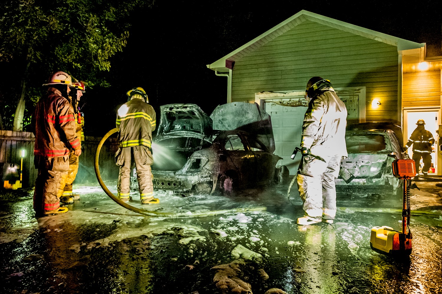 Incendie suspect de deux véhicules
