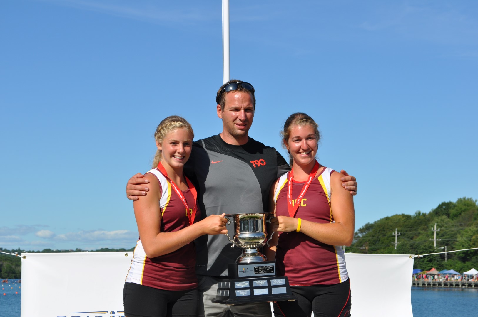 Les canoéistes Sarah-Jane Caumartin et Joannie Verrette, en compagnie de leur entraîneur-chef Daniel Bertrand, ont décroché la médaille d’or à la course du 1000 mètres, remportant ainsi le trophée Darren-McPhee, aux Championnats canadiens, à Dartmouth en Nouvelle-Écosse.