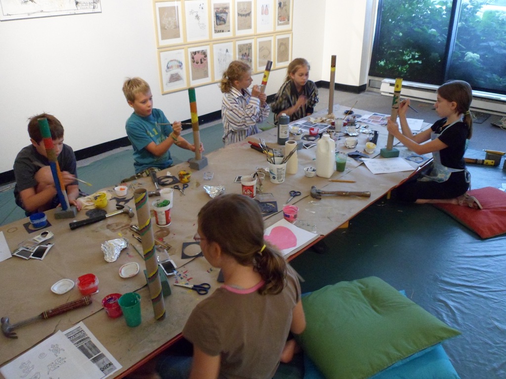 L’éducatrice du musée guide les jeunes afin qu’ils réalisent eux-mêmes une ou plusieurs créations.