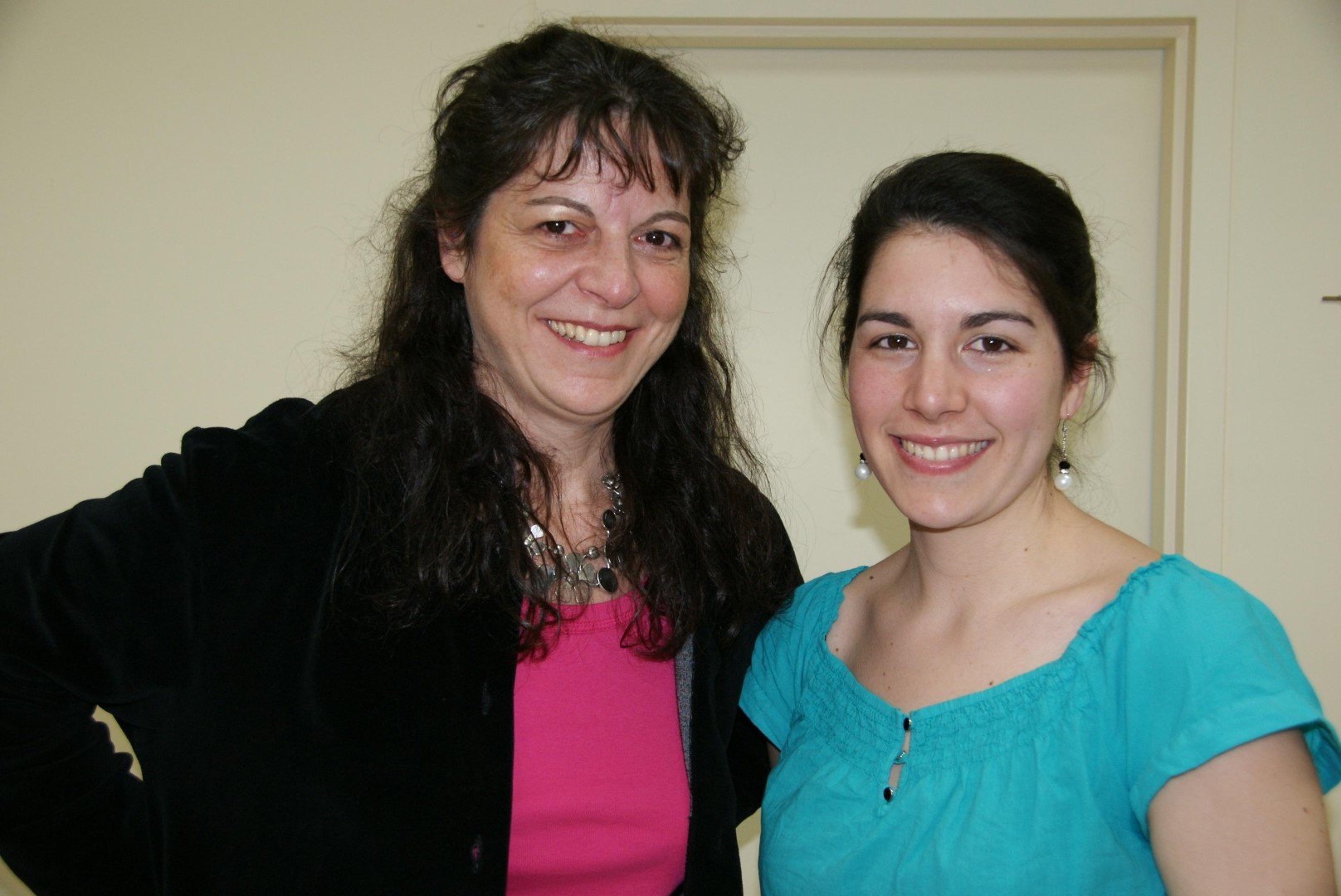 La pianiste et professeure Marie Muller, en compagnie de la nouvelle directrice musicale des Jeunes voix du coeur, Virginie Pacheco.