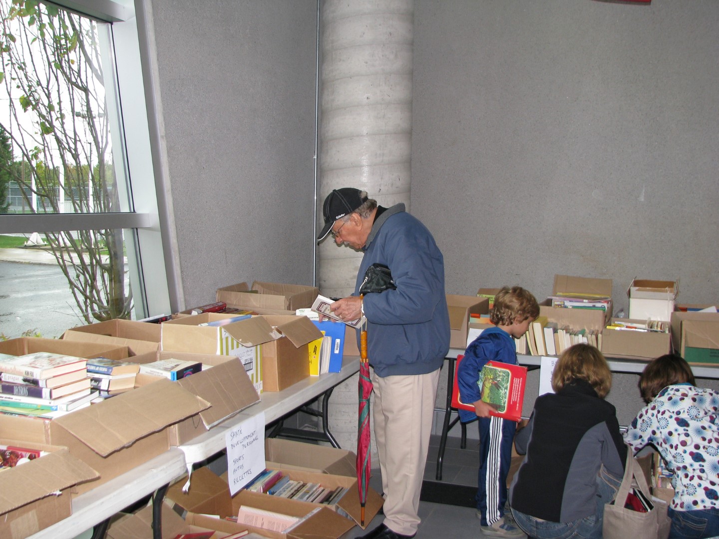 Les visiteurs y trouveront des romans, des biographies, des livres de référence ainsi que des livres pour enfants, et ce, à prix imbattables.