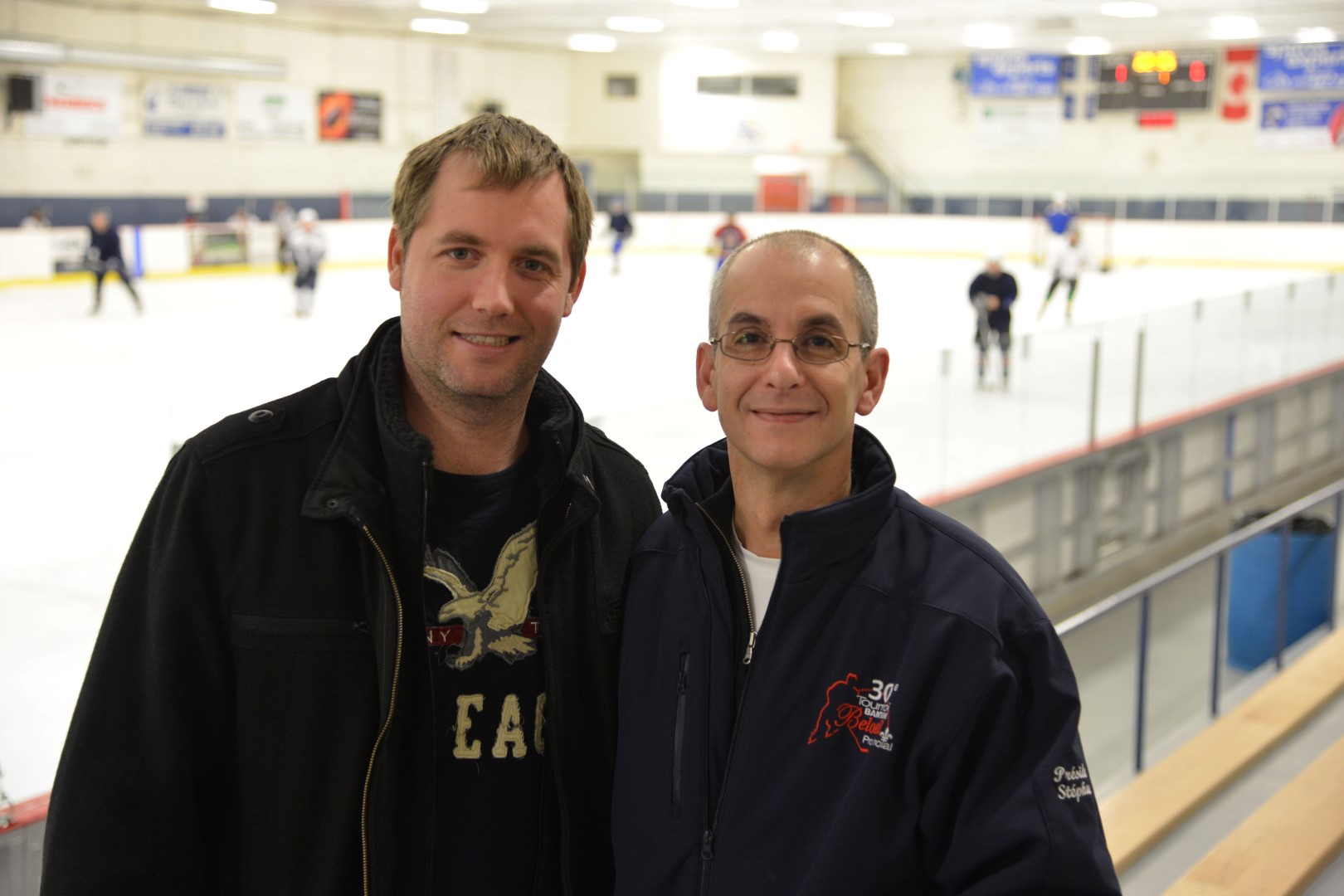 Le coordonnateur Frédéric Brisson et le président de la 31e édition du Tournoi de hockey bantam de Beloeil, Stéphane David, invitent les gens à venir assister aux nombreux matches qui seront disputés entre le 14 et le 27 janvier à l’aréna André Saint-Laurent.