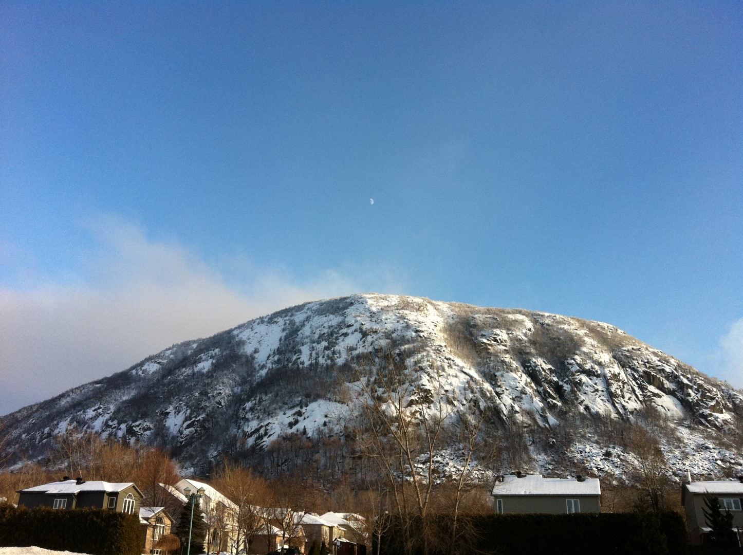 Recouvert de neige, le mont Saint-Hilaire permet de pratiquer la raquette ou le ski de fond.