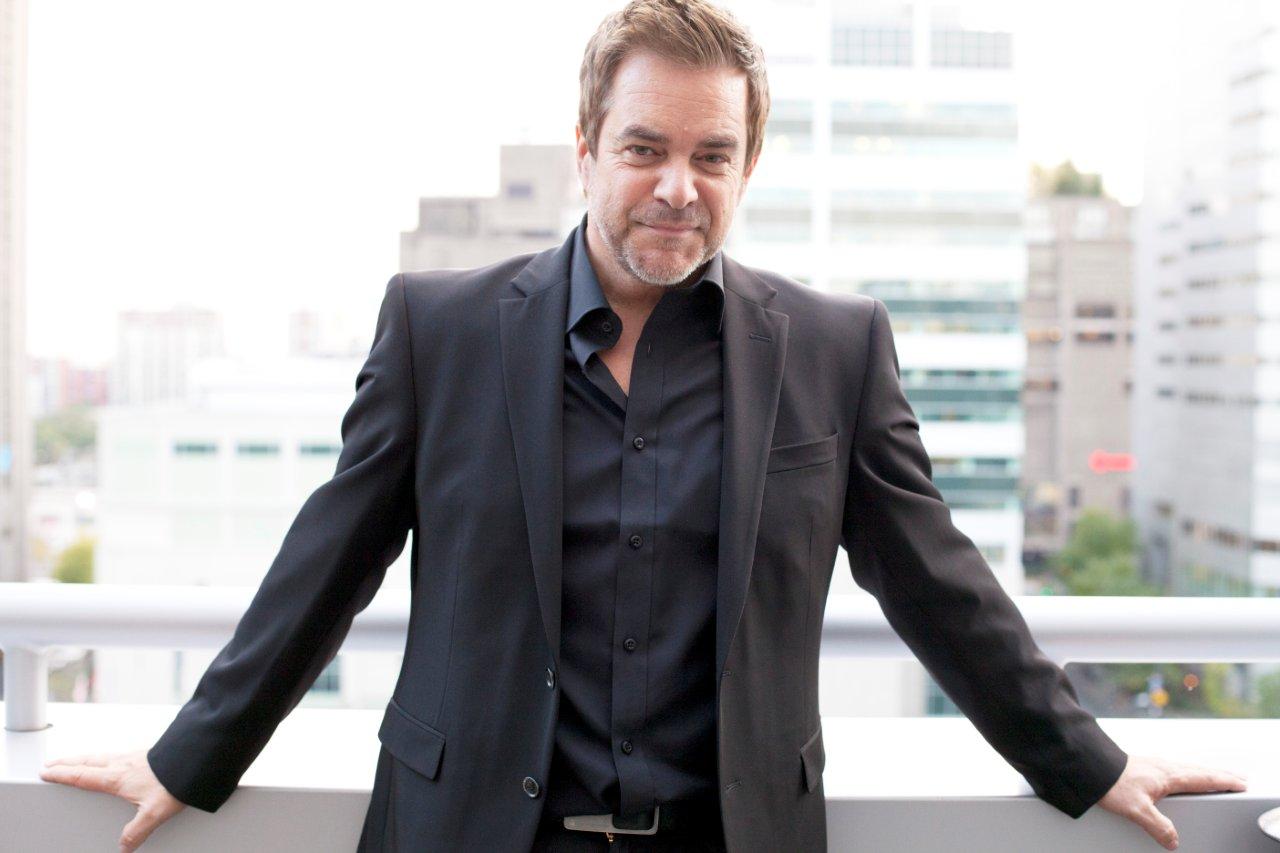 Sylvain Cossette renoue avec ses grands succès dans un spectacle qu'il présente à travers le Québec.