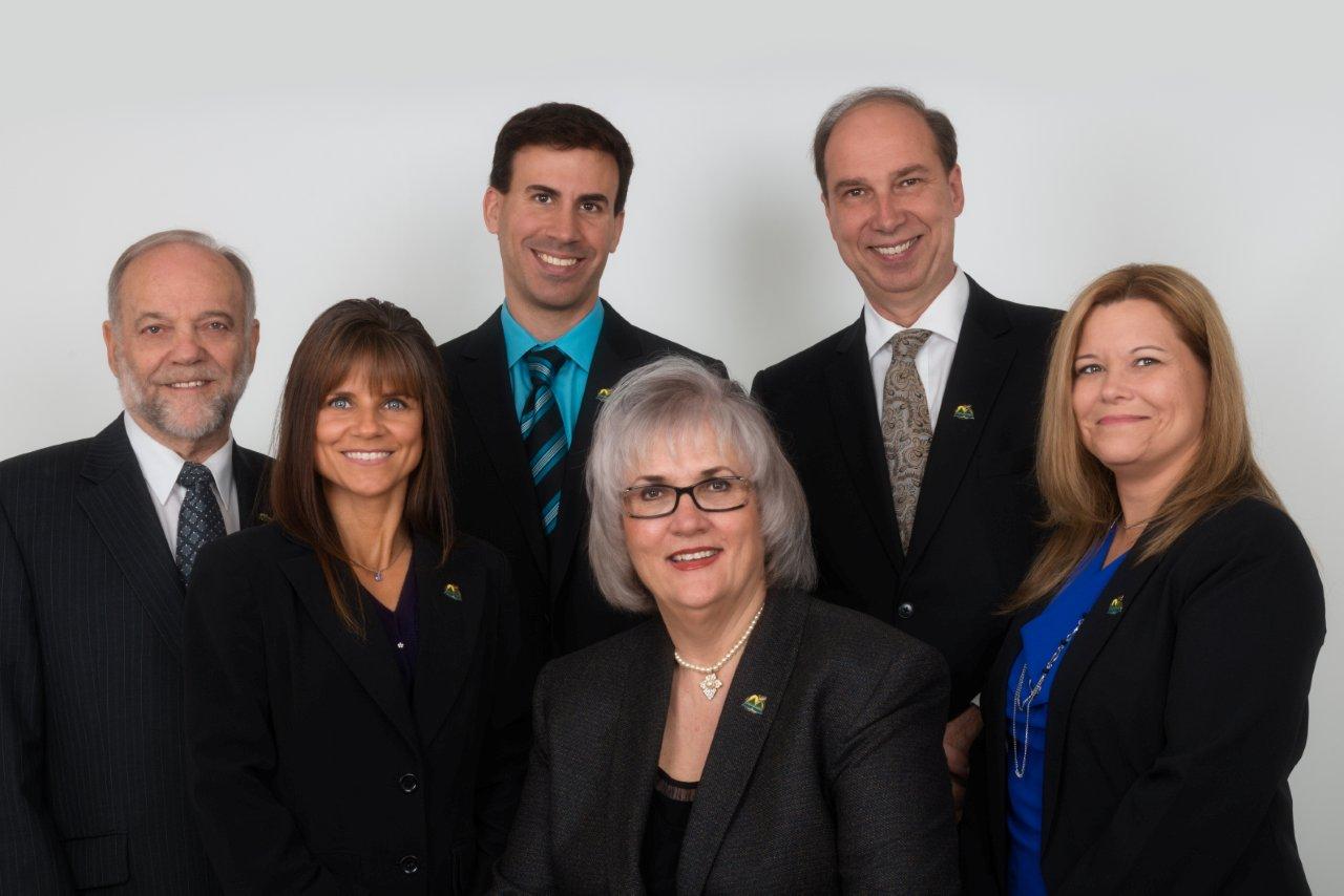 La chef du parti Voix citoyenne, Denise Loiselle, est entourée des membres de son parti, soit Fernand Brillant, Joëlle Dumont, Marc-André Ledoux, Daniel Proulx et Maryse Lemieux.