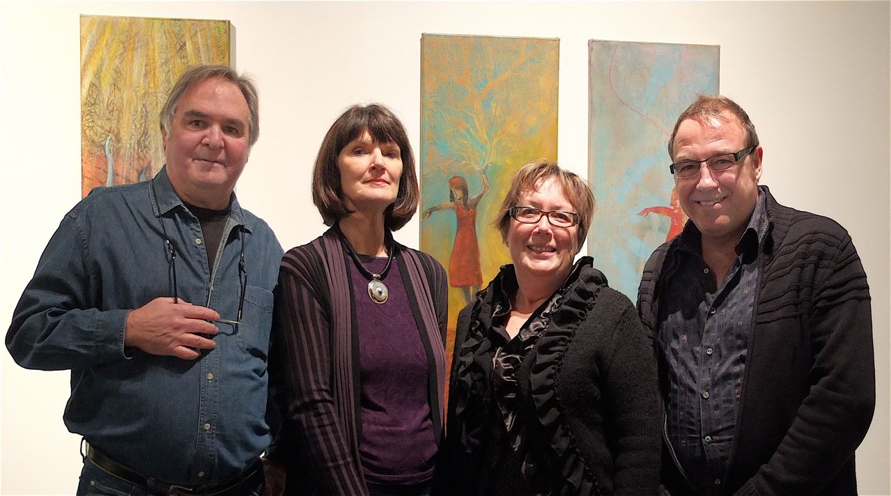 Les artistes Bernard Marenger, Irène Boulanger-Michaud et Michel Depatie, en compagnie de la directrice générale du Musée des beaux-arts de Mont-Saint-Hilaire, Marie-Andrée Leclerc (deuxième à droite).
