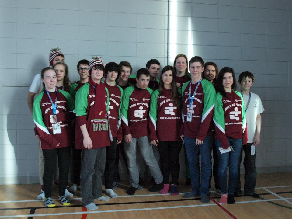 L’équipe féminine de judo de Richelieu-Yamaska, que l'on aperçoit avec les membres de l'équipe masculine, a décroché la médaille de bronze.