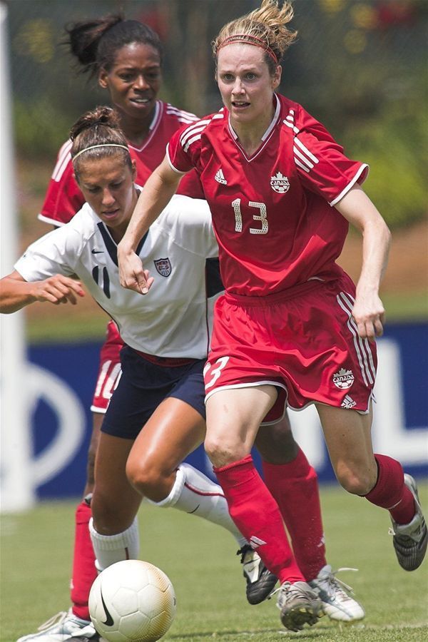 Amy Walsh, alors qu’elle portait le chandail numéro 13 de l'équipe nationale féminine de soccer.