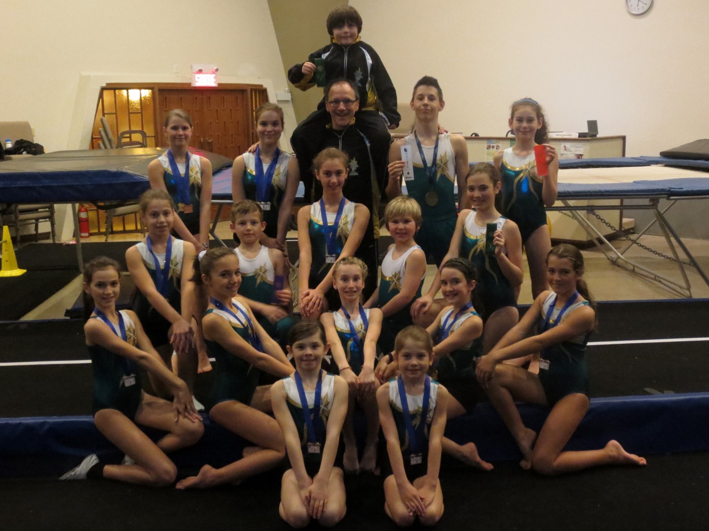 1re rangée de gauche à droite&nbsp;: Gabrielle Fortin (or), Julianne Landry (bronze). 2e rangée&nbsp;: Gabrielle Denoury (argent), Laurie Bolduc (argent), Maïa Lefrançois (or), Alexandra Emond (or), Audrey-Anne L’Heureux (or). 3e rangée&nbsp;: Juliette Bérubé (bronze et 4e place), Nathan Lagarde, Juliane Leroux, Cristiano V. Dasilva, Charlotte Gauthier (5e place). 4e rangée&nbsp;: Laurie Lapointe (or et bronze), Daphné Chrétien (or et or), André Emond (entraîneur), Kessy Plamondon (or et 4e place), Anne Désormeaux (8e place). Sur les épaules de l’entraîneur&nbsp;: François Bolduc (5e place).