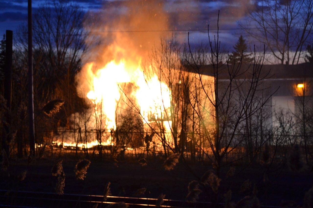 Un entrepôt prend feu à Mont-Saint-Hilaire