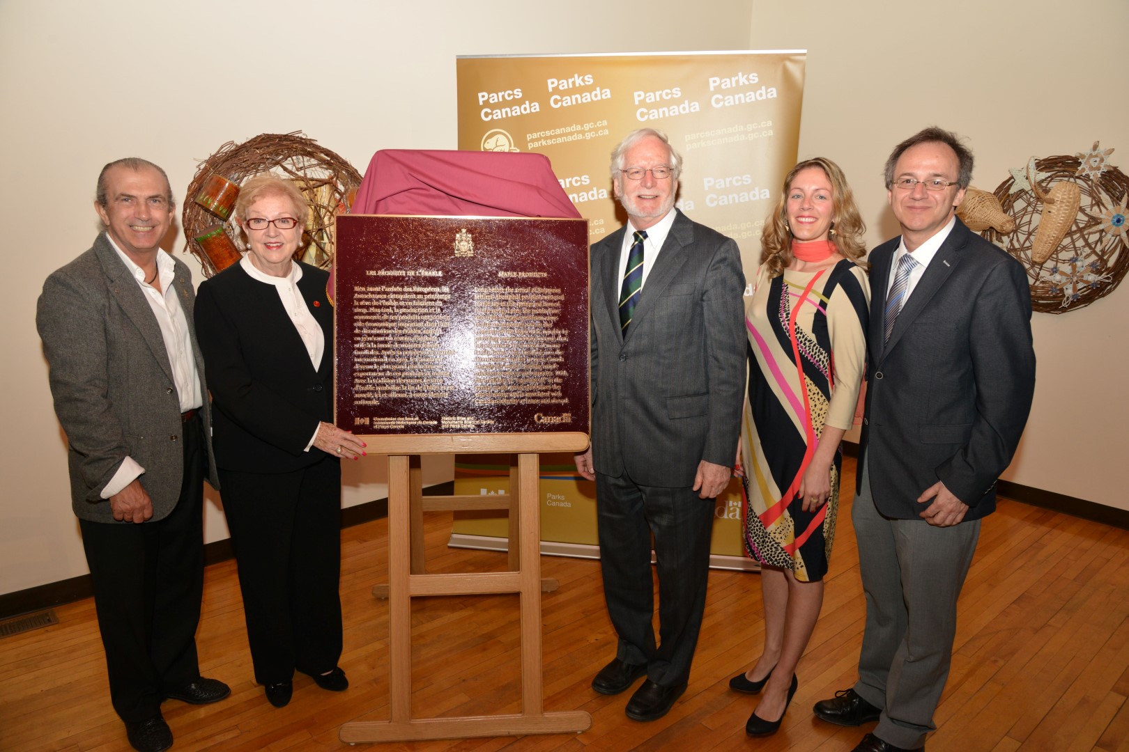 La sénatrice Suzanne Fortin-Duplessis (deuxième à gauche) espère que la distinction de la Commission des lieux et monuments historiques du Canada protègera la Maison amérindienne.