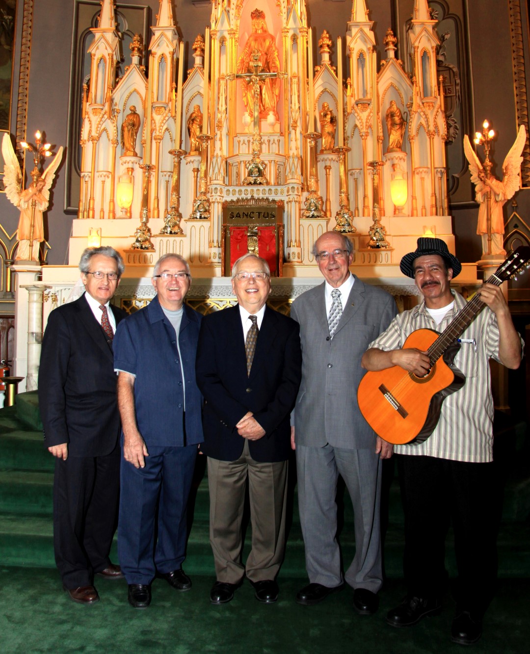Les abbés Léonce Gosselin, Roger Fortin, Paul Côté et Roger Bédard, ainsi que le guitariste Bartolomé Bordon.