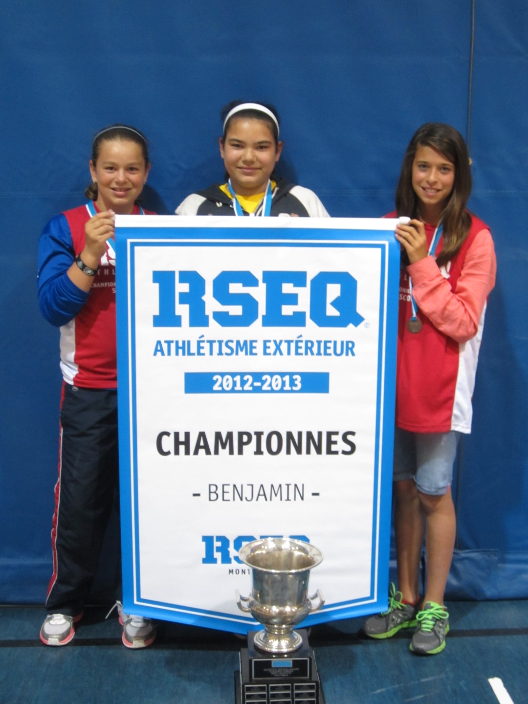 Lydie-Anne Poliquin, Marick Thibault et Andréanne Leblanc, a remporté la bannière de championne de la Montérégie en athlétisme.