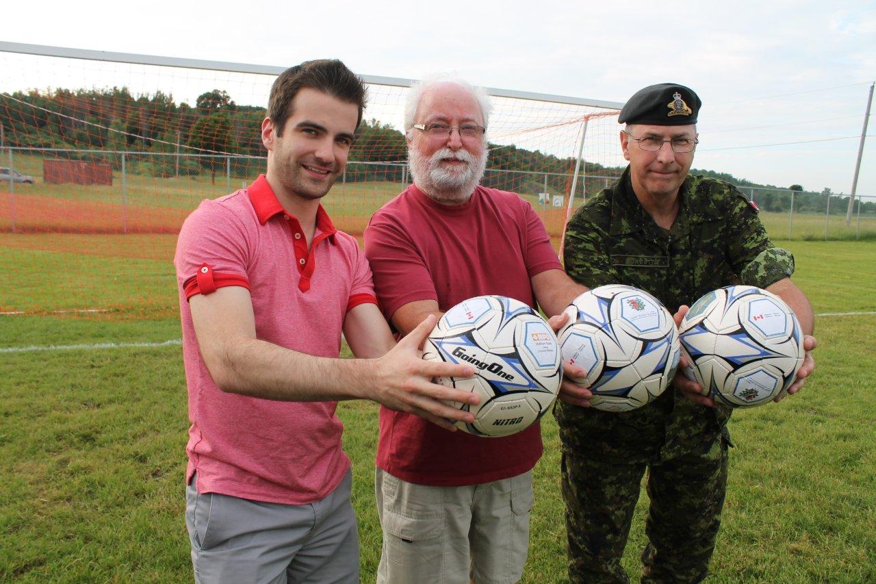 Le maire de Saint-Basile-le-Grand, Bernard Gagnon, entouré du député fédéral de Chambly-Borduas, Matthew Dubé, et de l'adjudant-maître Bruno Turcotte, sergent-major de la garnison de Saint-Jean.
