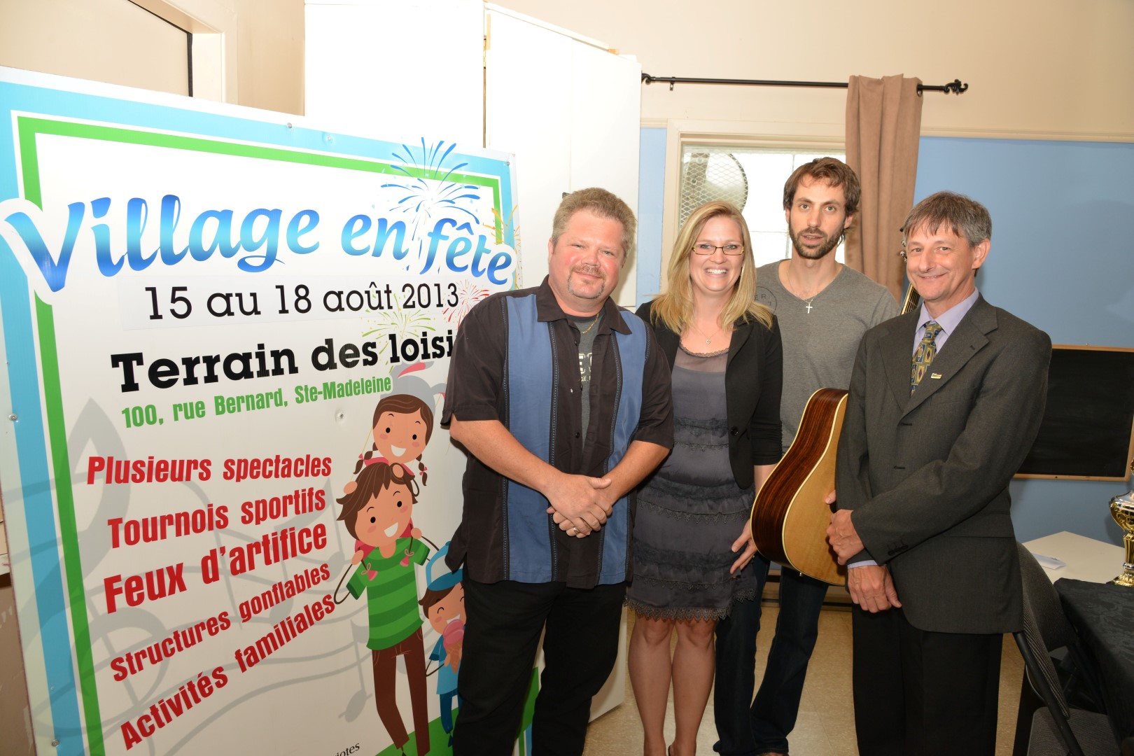 Les chanteurs de La Voix Dany Flinders et Jael Bird Joseph, en compagnie de Julie Dansereau, coordonnatrice aux loisirs de Sainte-Madeleine, et du maire par intérim de Sainte-Madeleine, André Lefèbvre.