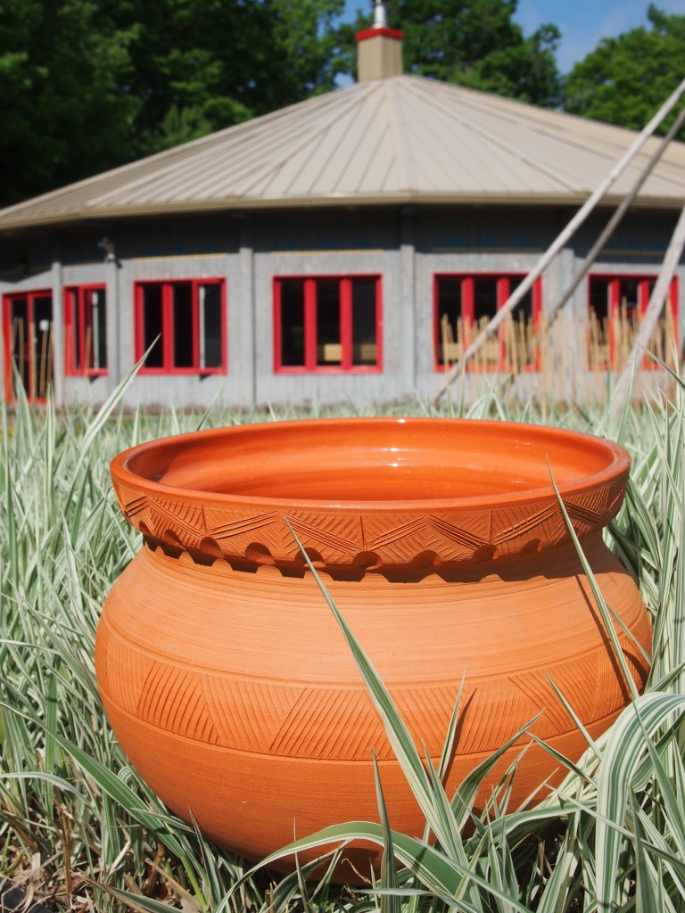 La fabrication des vases repose sur un savoir-faire ancestral, transmis de mère en filles.