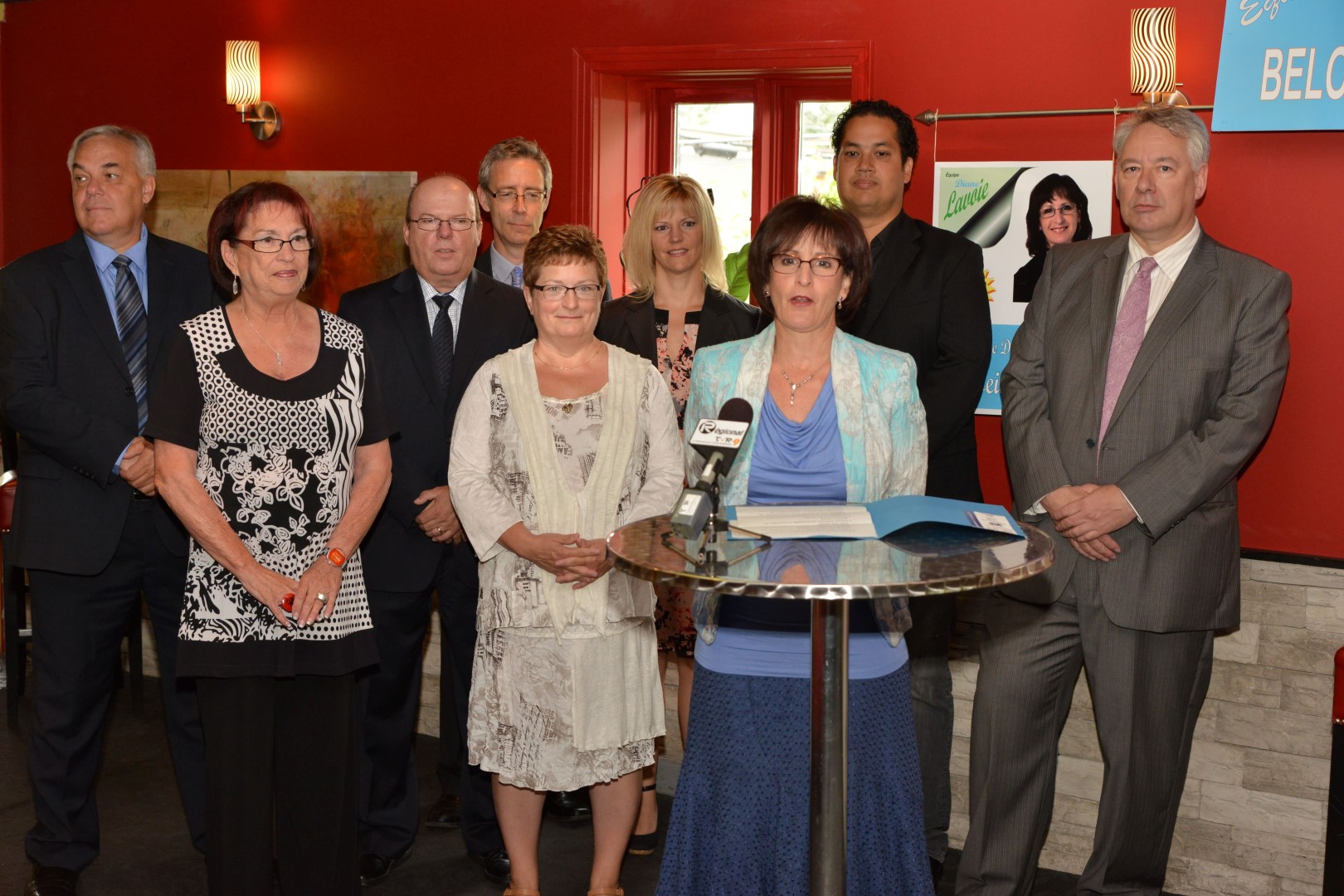 Denis Corriveau, Lyse Girard, Pierre Verret, Guy Bédard, Louise Allie, Renée Trudel, Jean-Yves Labadie et Réginald Gagnon entourent la candidate à la mairie de Beloeil, Diane Lavoie.