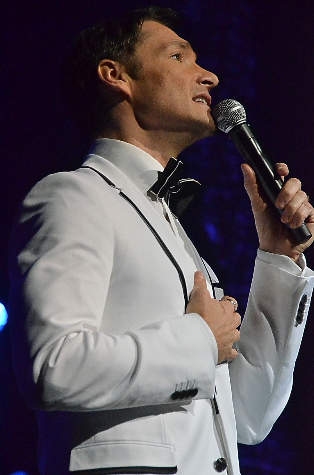 Michaël donne sa couleur aux indémodables classiques des années 40 et 50 avec le Chic Big Band.