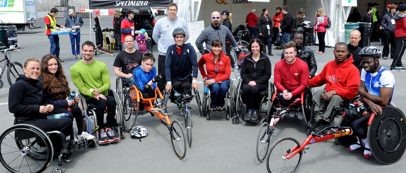Alexandre Dupont (à droite, derrière) en compagnie des autres athlètes ayant participé à l’épreuve du 10 kilomètres de course sur le circuit Gilles-Villeneuve, le 3 mai.
