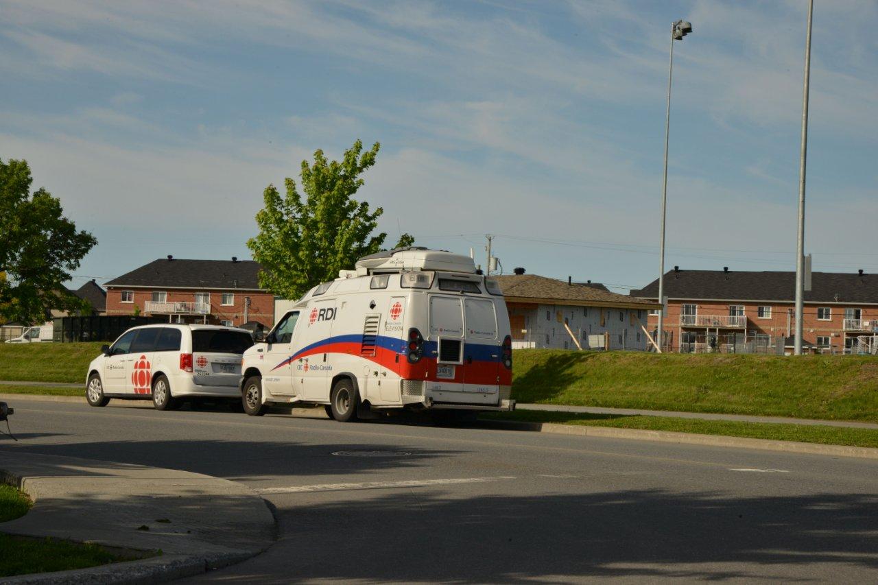 Plusieurs médias sont sur place pour suivre le déroulement de la chasse à l’ours.