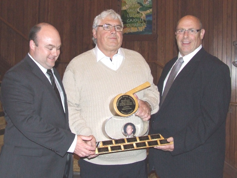 Marc Maisonneuve, arbitre en chef provincial, Serge Salvas et André Ricard, président de Hockey Mauricie.