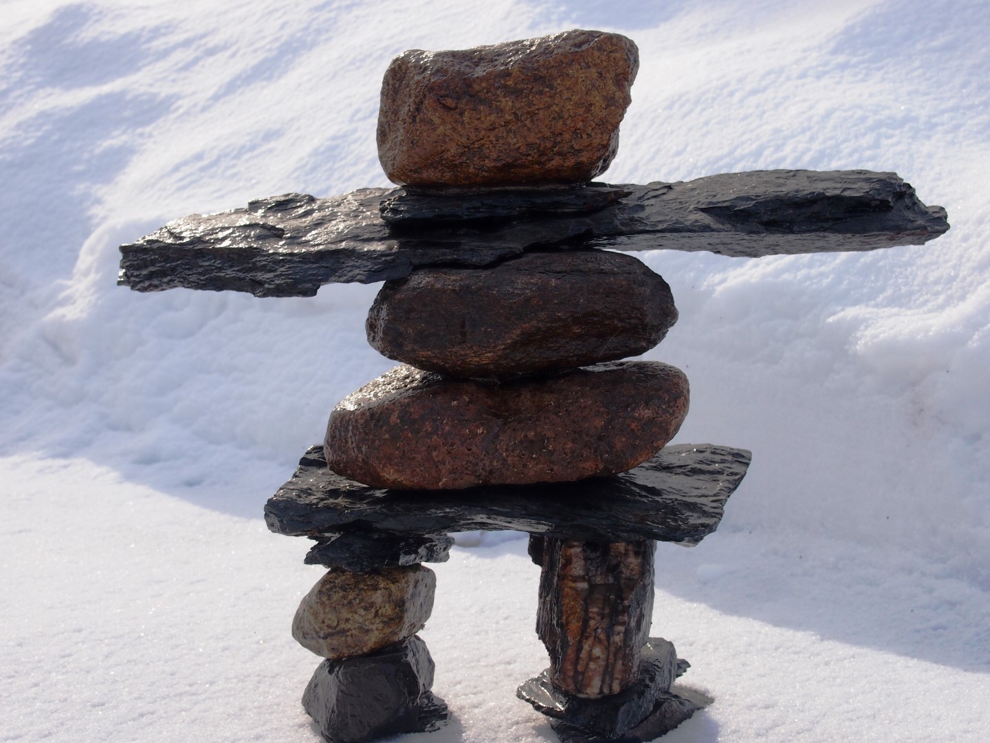 Les inukshuks, des sculptures de pierres ayant la forme d’êtres humains, permettent aux Inuits de s’orienter lors de leurs déplacements à travers le Grand Nord.