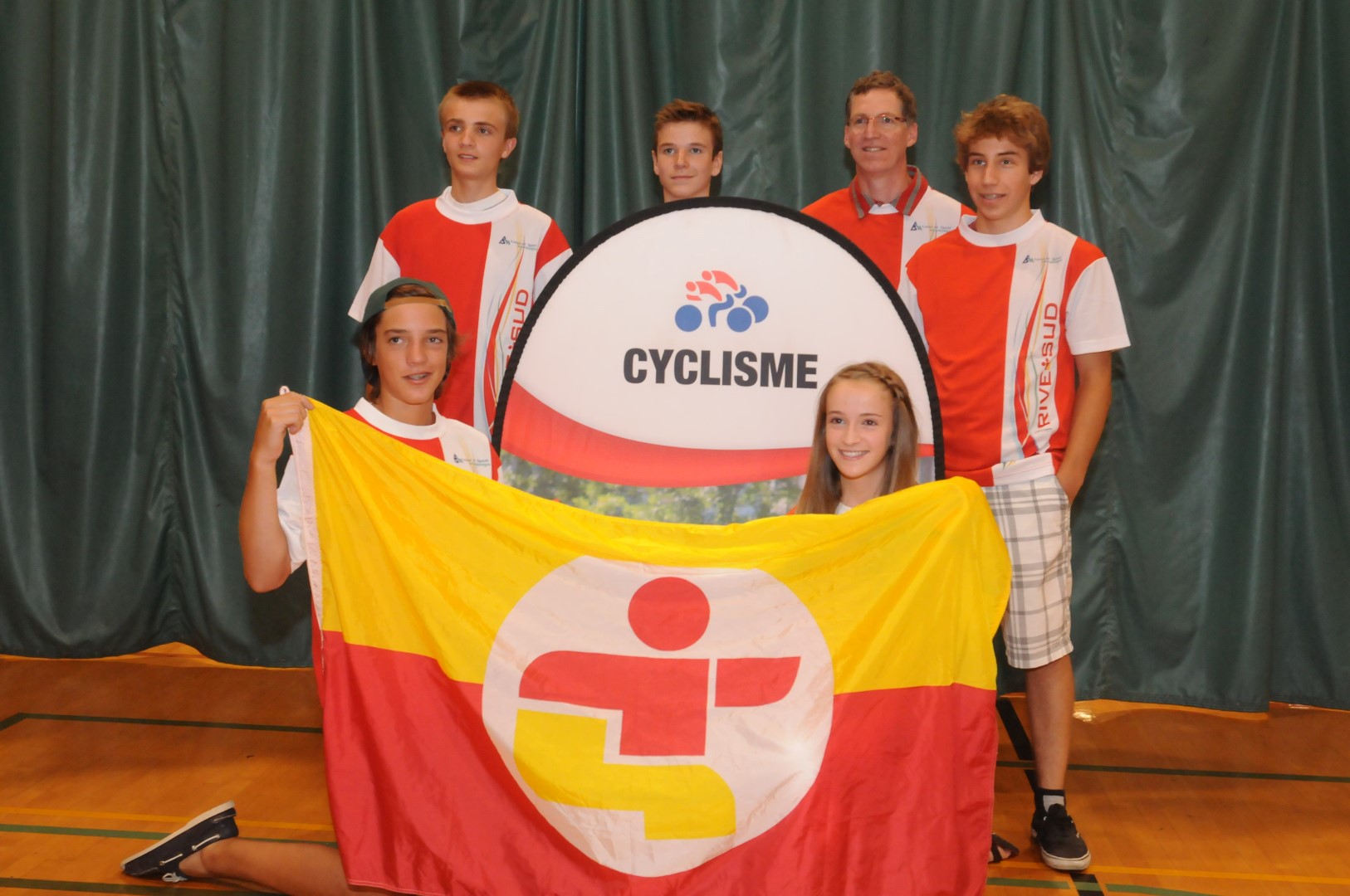 Les membres de l’équipe de vélo de montagne de la Rive-Sud posent fièrement avec les couleurs de leur région.