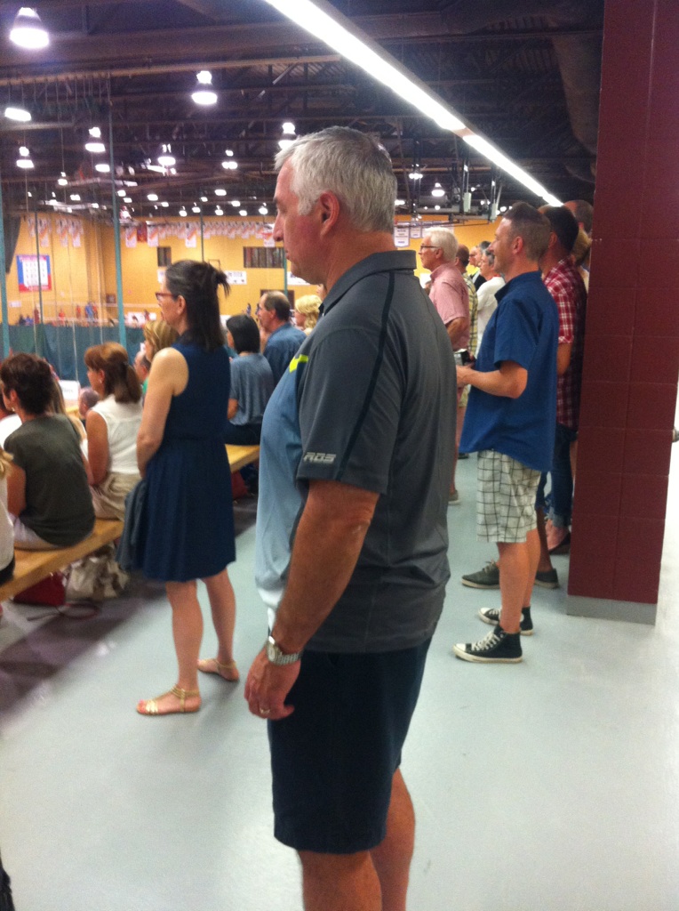 Pierre Verheval regardant attentivement l'action au centre sportif Édouard-Monpetit.