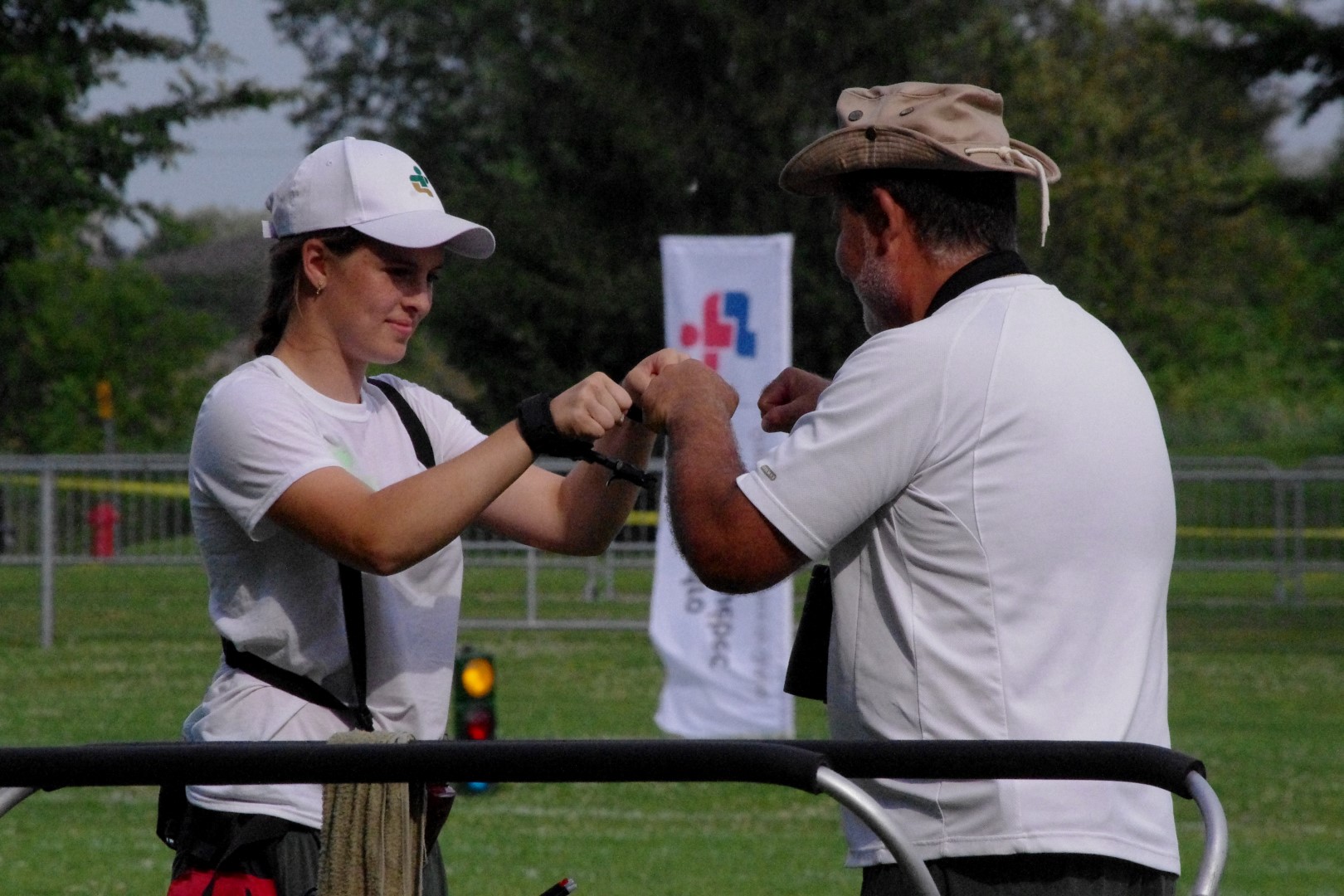 La jeune Joanny Roy en compagnie de son entraîneur Gérard Chamaa, après sa conquête du bronze au tir à la poulie concentrique chez les 15 à 17 ans.