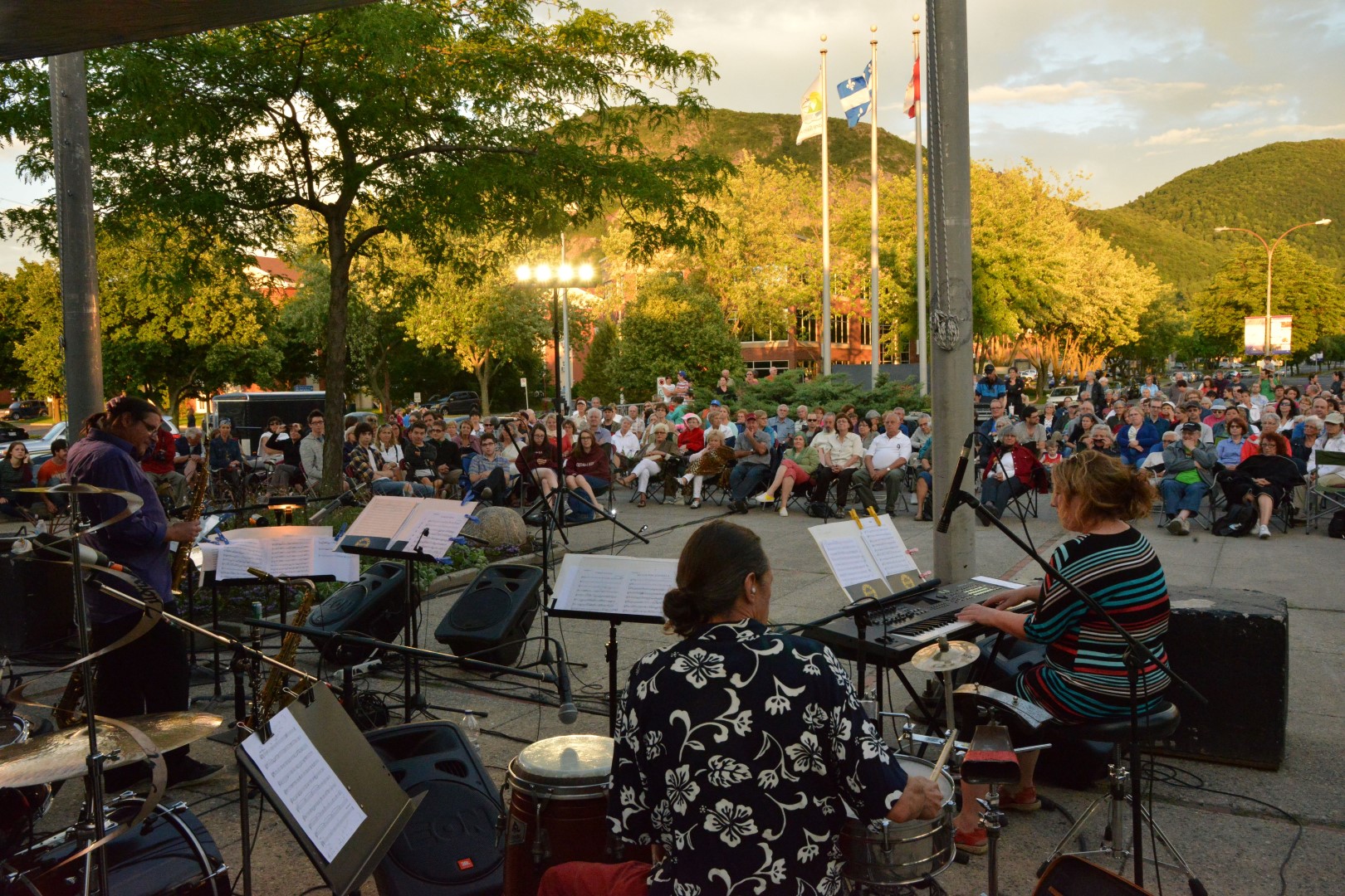Environ 300 personnes étaient présentes cette année à chacun des rendez-vous musicaux des Cabarets classiques de l’heure mauve, sur l’esplanade de l’hôtel de ville.