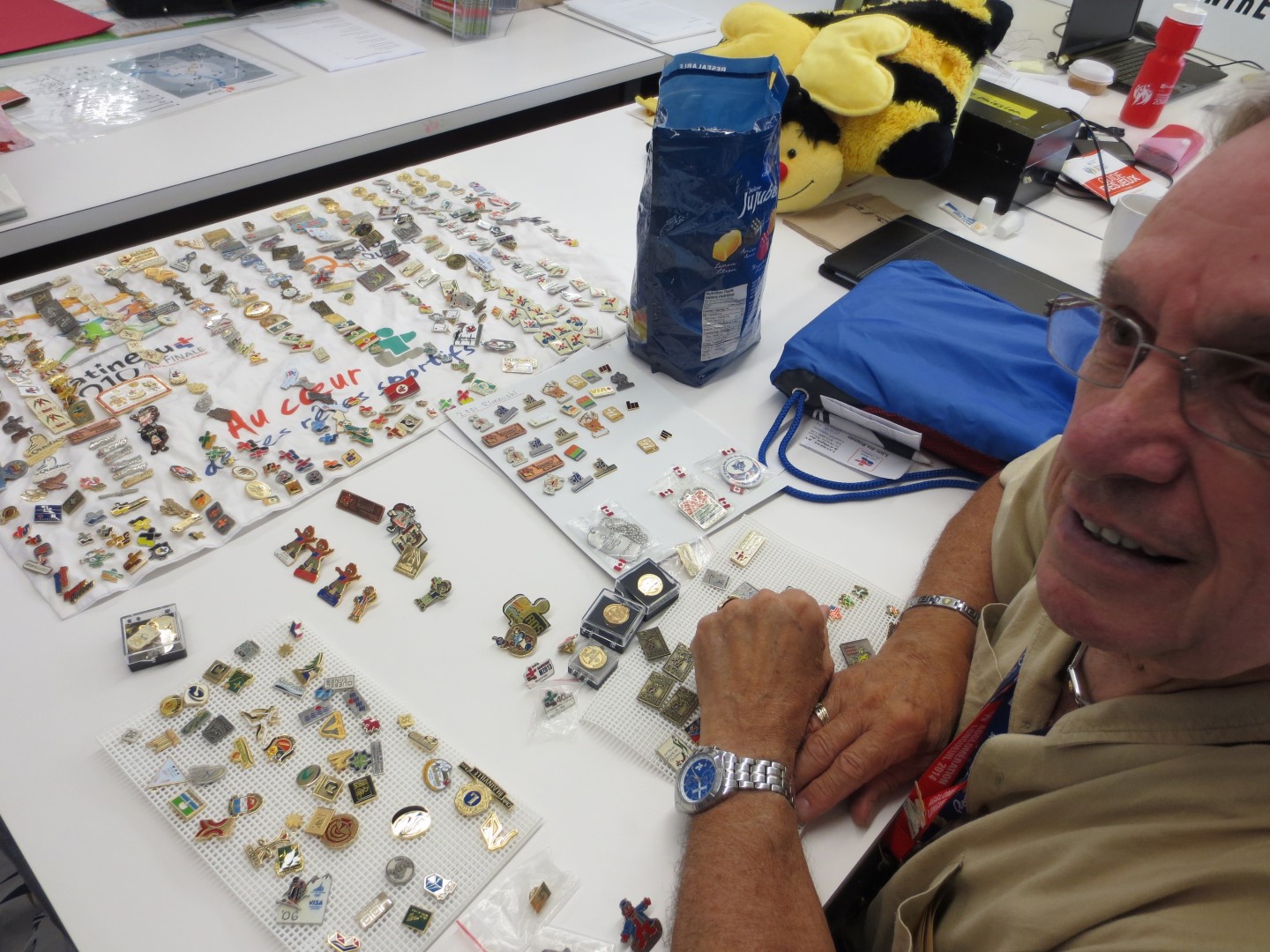 Laurent Ratte avec son impressionnante collection d’épinglette.