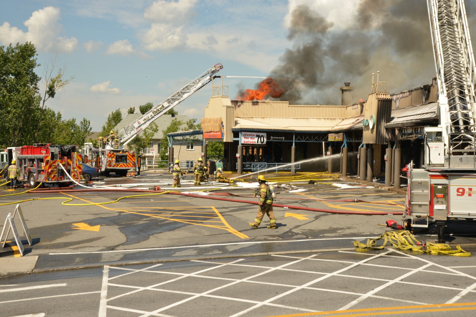 Centre commercial ravagé par les flammes