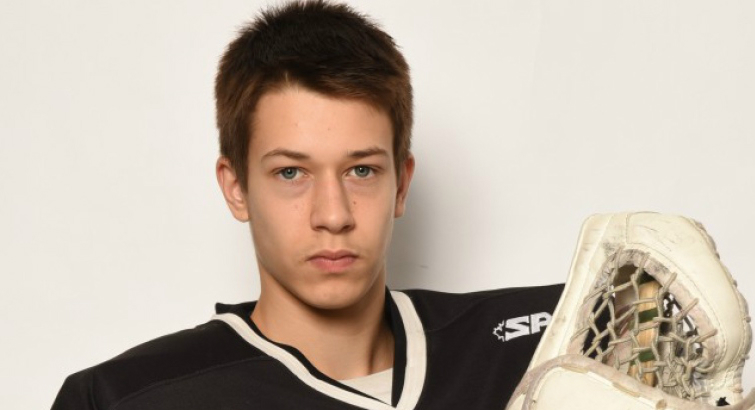 Zachary Bouthillier ferme la porte