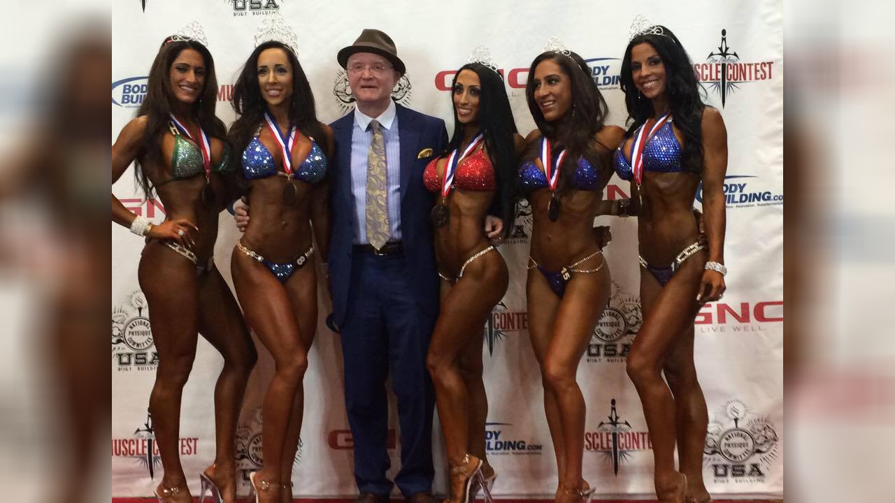 Cynthia Benoît et les autres filles du top 5 avec le promoteur de l'événement