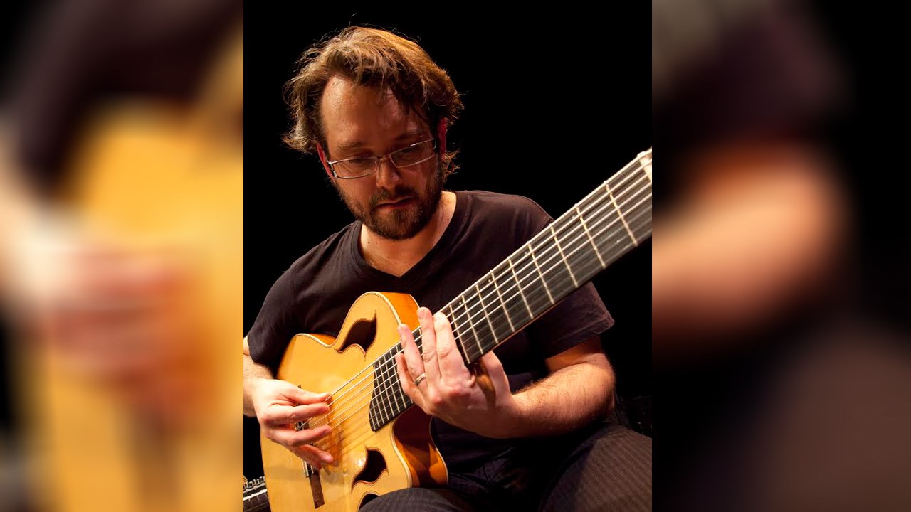 Le guitariste Thomas Carbou en spectacle à la maison de la culture Villebon
